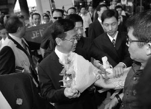 湖北省“六一零组织”头子杨松九月二十日下午搭机抵达台湾桃园国际机场即接到法轮功学员控告杨松违犯“残害人群罪”的诉状，快递到他手中。