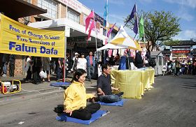 法轮功学员在澳洲悉尼卡布拉玛塔（Cabramatta）中秋节的庆典活动中设立真相摊位，向世人展示大法美好。
