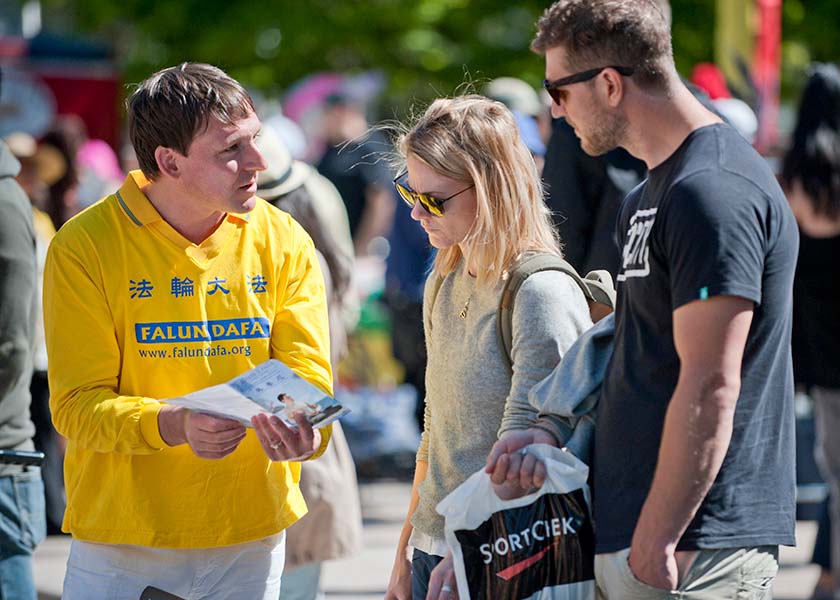 Image for article Scotland: Visitors Support Falun Gong Practitioners During the Edinburgh Festival Fringe (Photos)