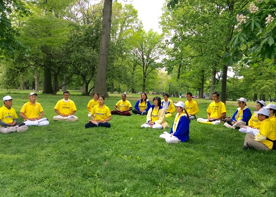 Image for article New Yorkers Learn Falun Dafa Exercises in Central Park