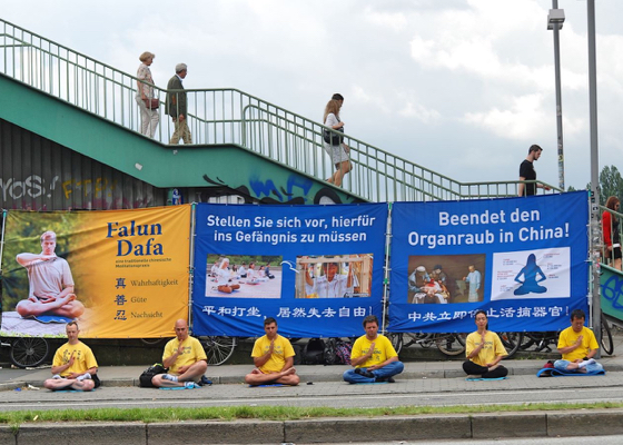 Image for article Hamburg, Germany: Falun Gong Practitioners Raise Awareness of Persecution During 2017 G20 Summit